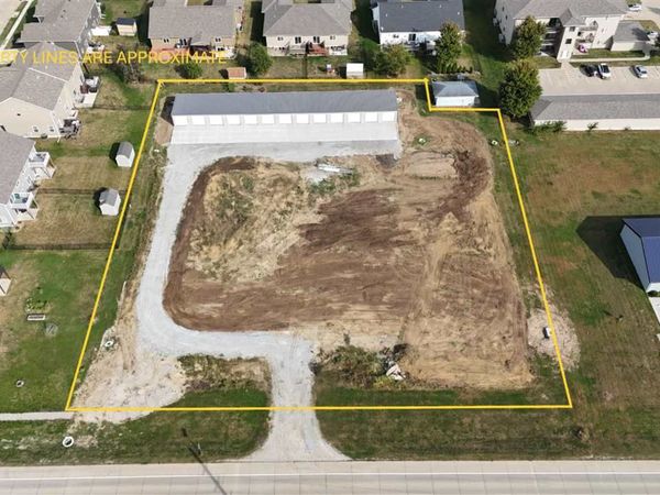 130 Oakcrest Hill Rd SE, Hills, IA 52235