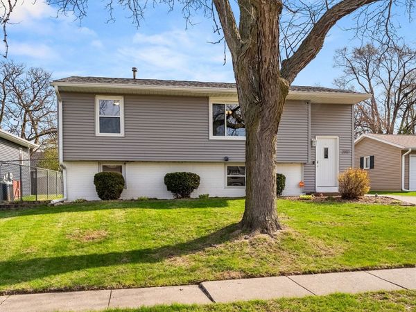 2010 W 55th Street , Davenport, IA 52806