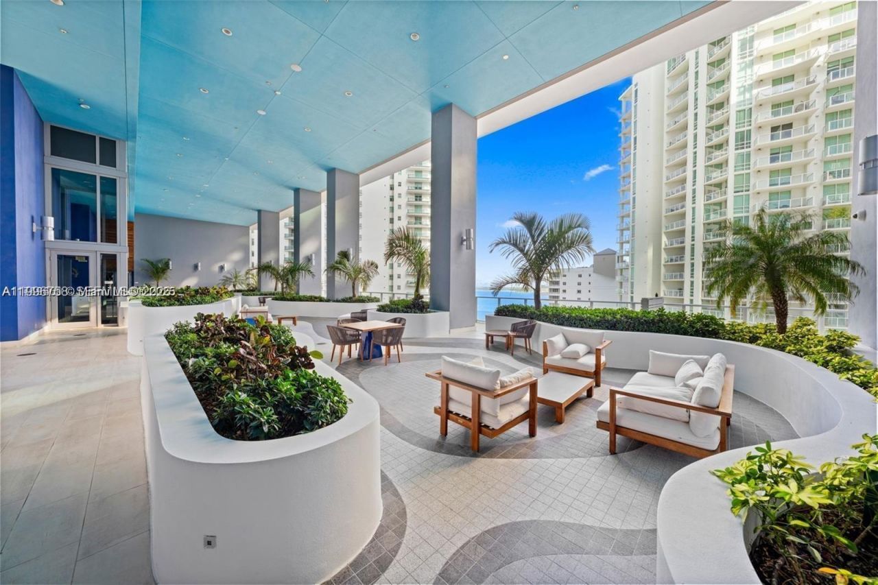 1300 Brickell Bay Dr, Unit 3206, Miami, FL 33131 Photo