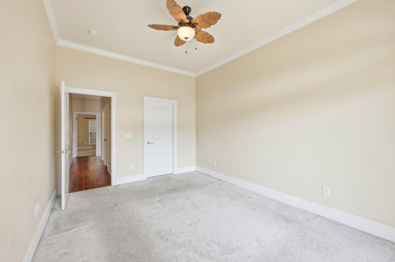 257 Venice Way Photo 9