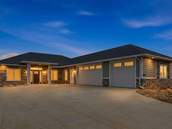 6600 E Fieldview St, Sioux Falls, SD 57110