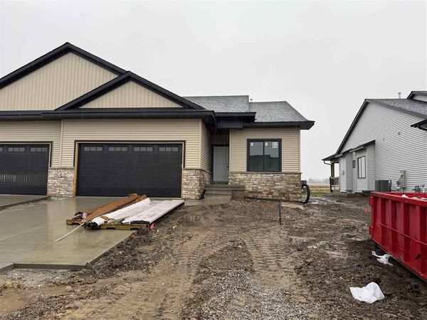 1212 Berkshire Ln, North Liberty, IA 52317