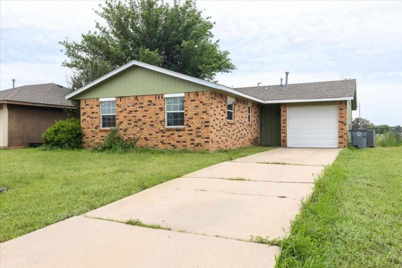 4724 SW K Cir, Lawton, OK 73505 Main Photo