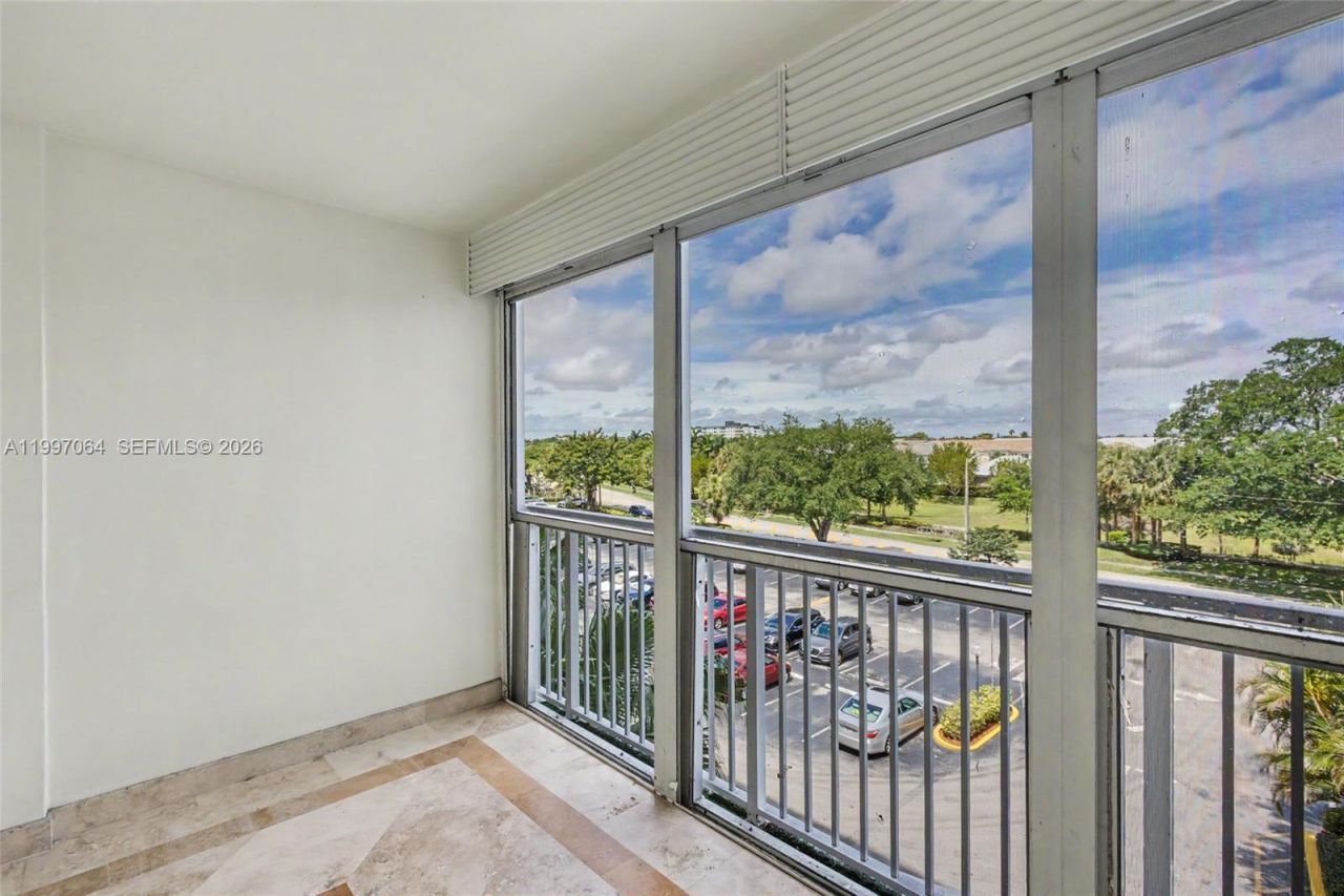 4200 Hillcrest Dr , Unit 408, Hollywood, FL 33021 Photo