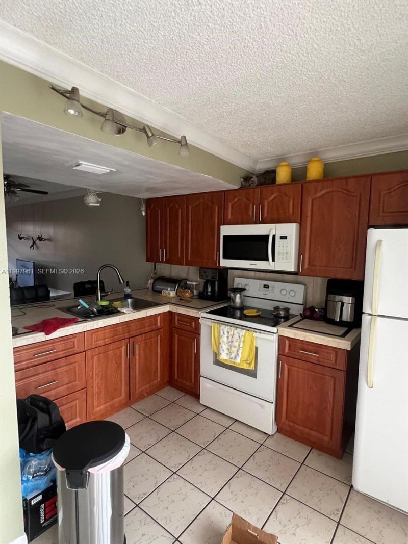 1298 W 51st Pl, Unit D-29, Hialeah, FL 33012 Photo