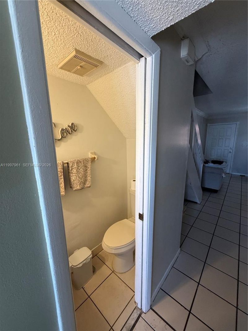 1298 W 51st Pl, Unit D-29, Hialeah, FL 33012 Photo