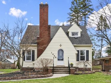 1449 Oakwood Street, Sylvan Lake, MI 48320