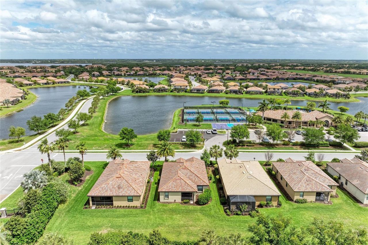 6810 Willowshire Way, Bradenton, FL 34212 Photo