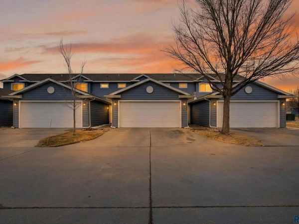 1203 N Fir Pl, Sioux Falls, SD 57107