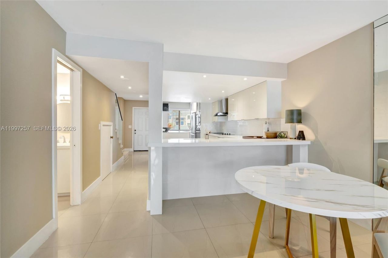 21300 San Simeon Way, Unit K2, Miami, FL 33179 Photo