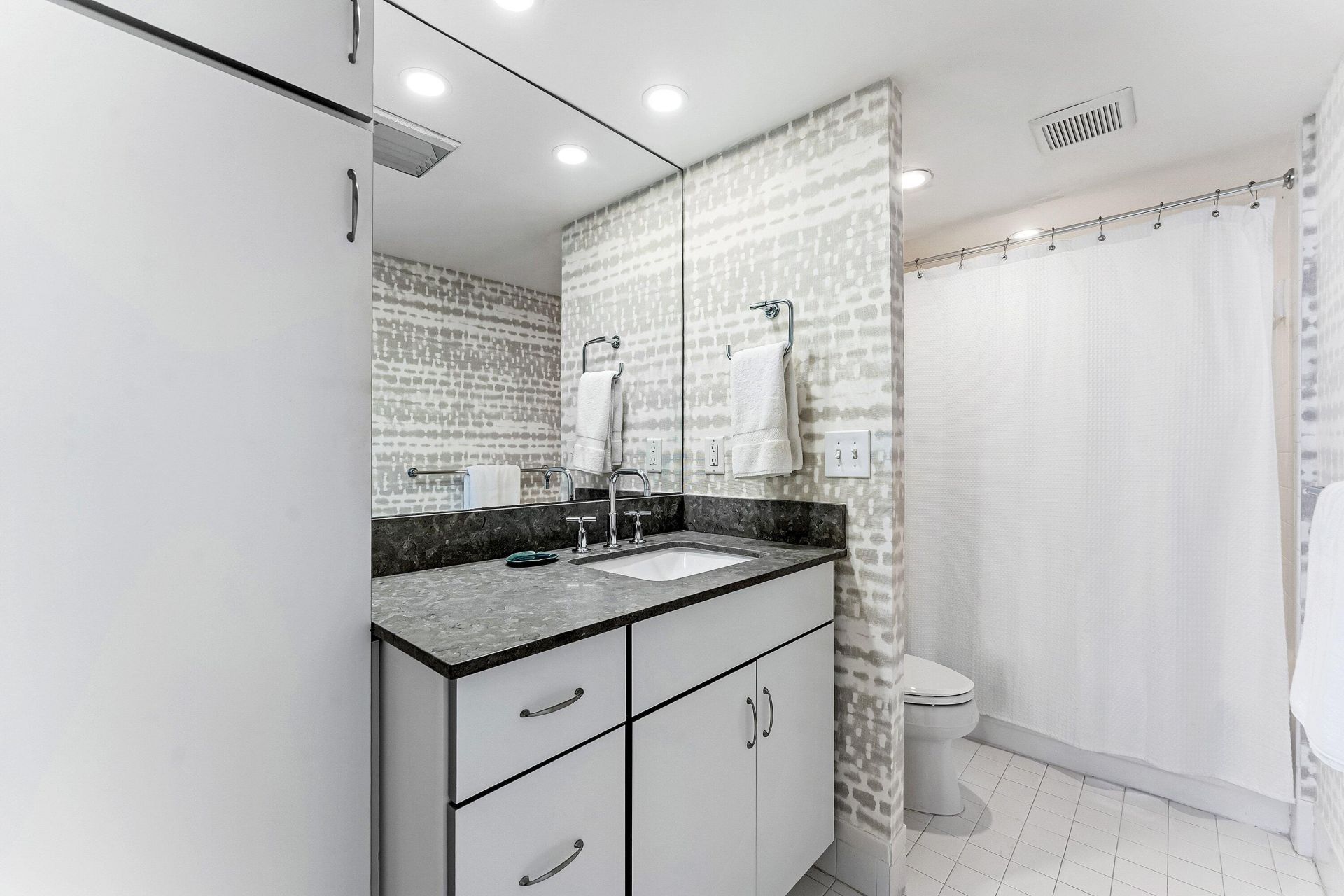 5200 N Flagler Drive, Unit 1406, West Palm Beach, FL 33407 Photo