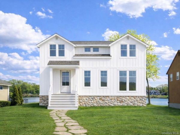 103 Hewitt Boulevard , Center Moriches, NY 11934