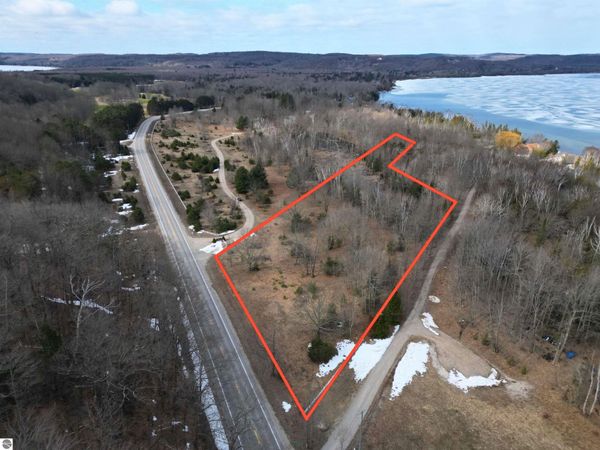 Sandy Lane E, Cedar, MI 49621