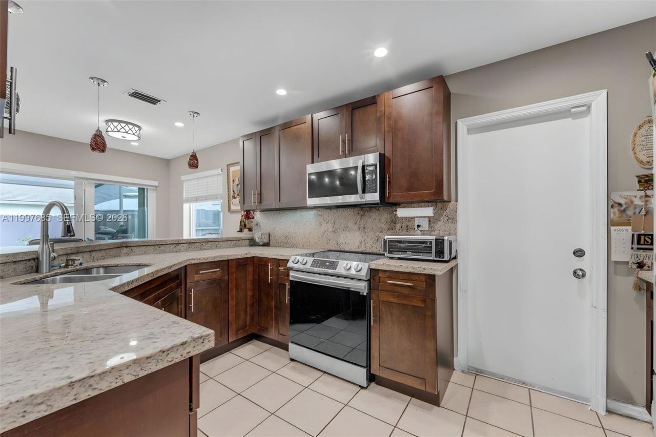 13731 SW 173rd Terr, Miami, FL 33177 Photo