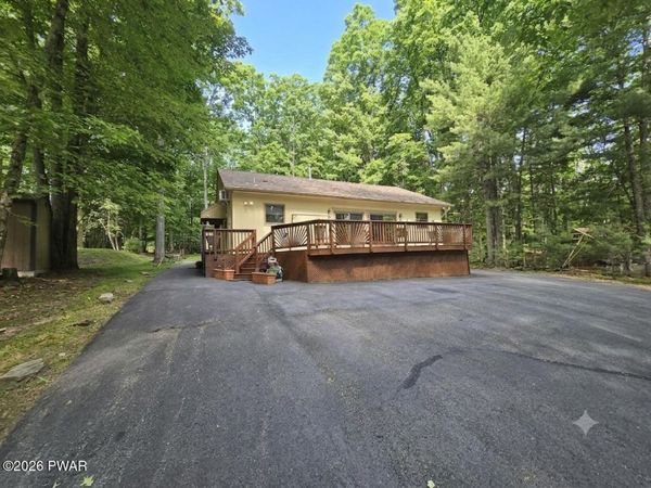 24 Lakeside Drive, Lakeville, PA 18438