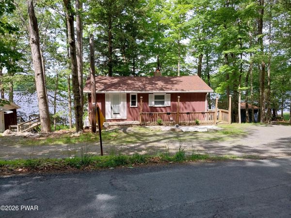 221 W Shore Drive, Hawley, PA 18428