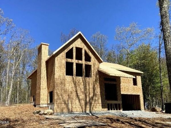 215 Cottonwood Drive, Hawley, PA 18428