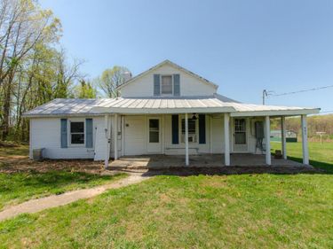 957 Blue Ridge Dr, Gretna, VA 24557