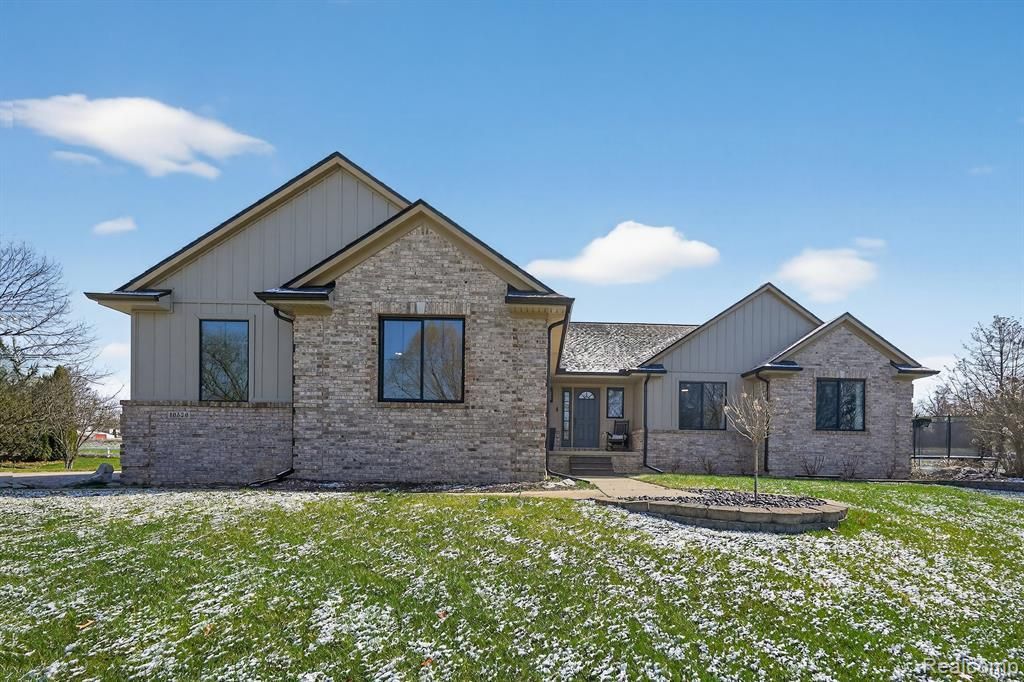 16529 W Horseshoe Trail, Fenton Township, MI 48451 Main Photo