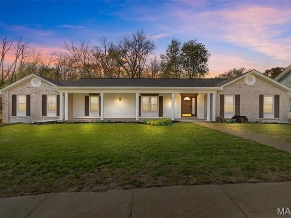 141 Greentrails Drive , Chesterfield, MO 63017