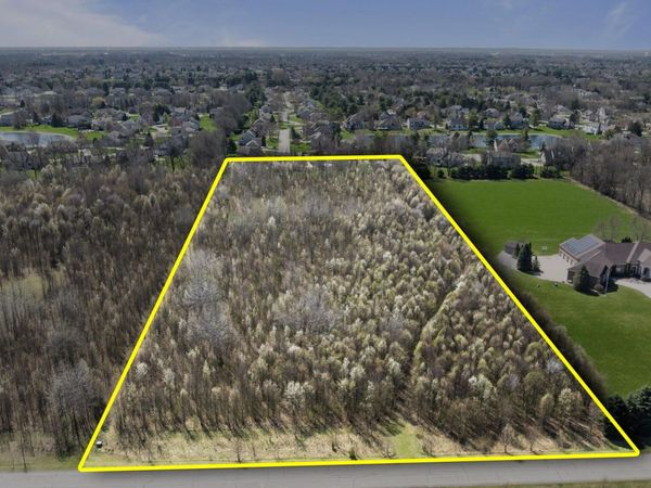 Stratford Court, Niles, MI 49120