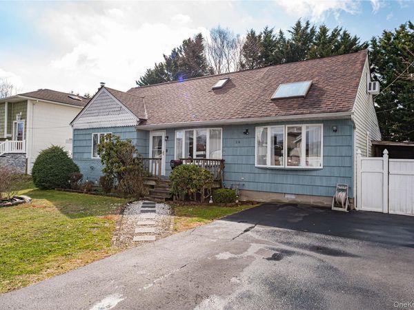 14 Willoughby Place , West Islip, NY 11795