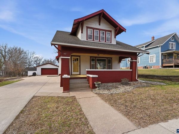 407 E 6th St, Dell Rapids, SD 57022
