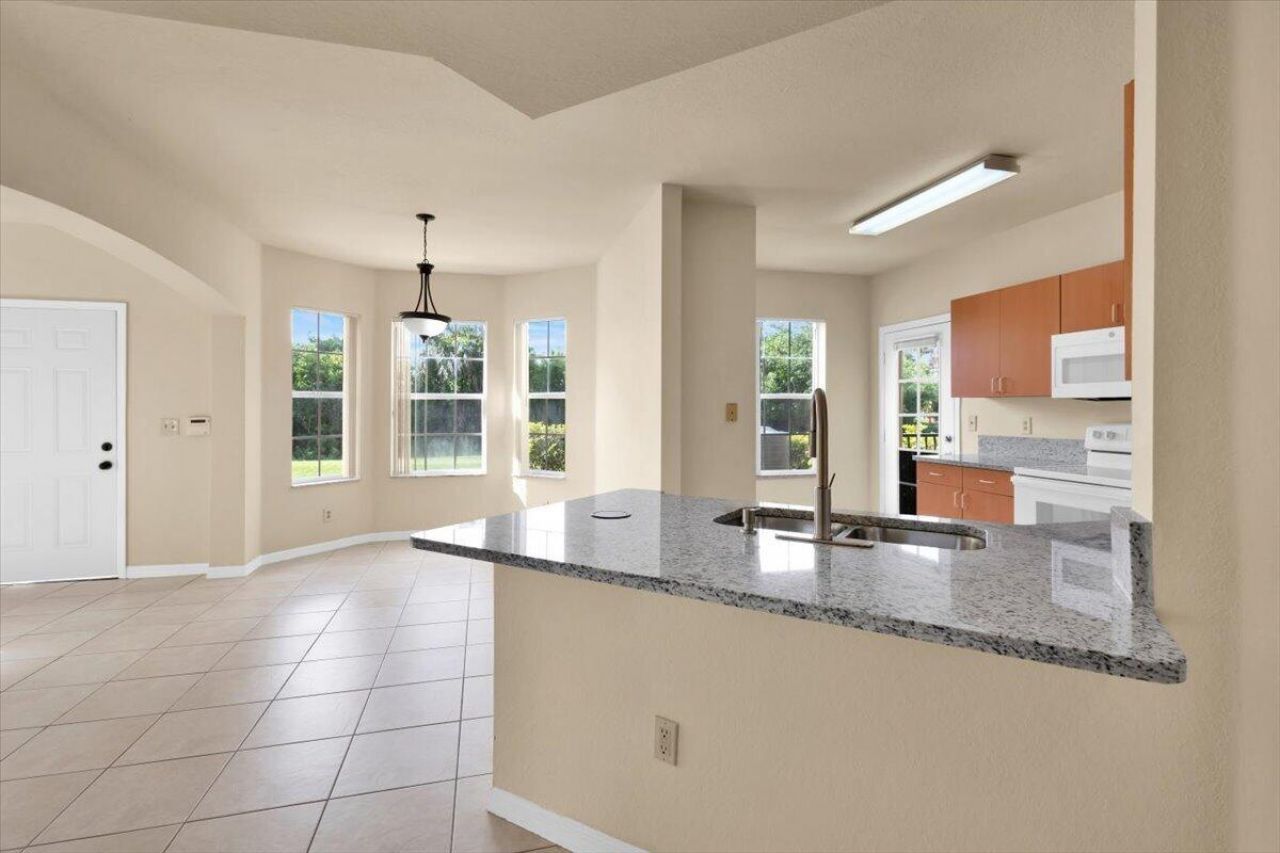 120 SW Peacock Boulevard, Unit 11-101, Port Saint Lucie, FL 34986 Photo