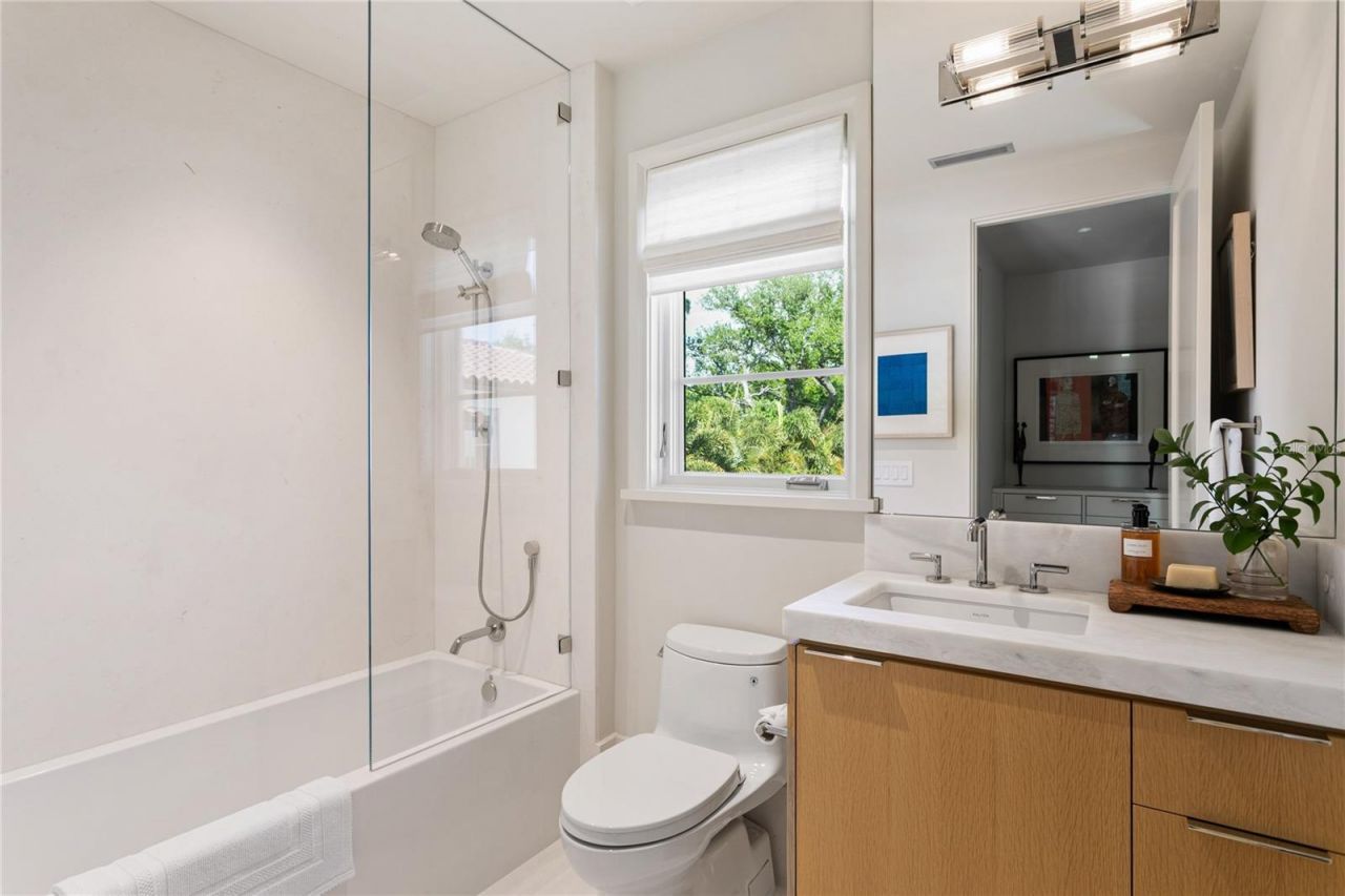 416 Brightwaters Boulevard Ne, Saint Petersburg, FL 33704 Photo