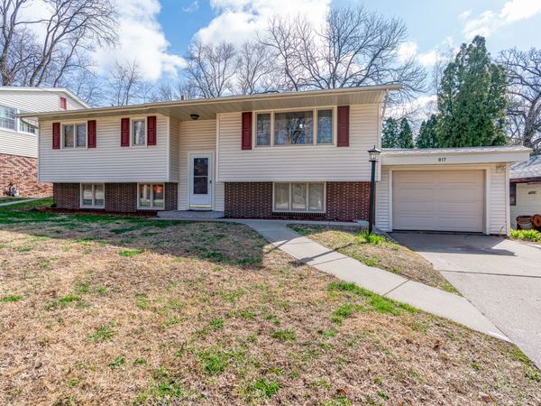 817 16th Street , Bettendorf, IA 52722