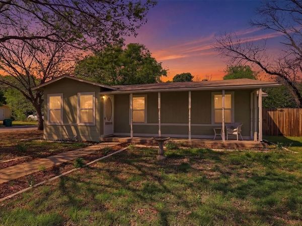320 W Rucker Street, Granbury, TX 76048