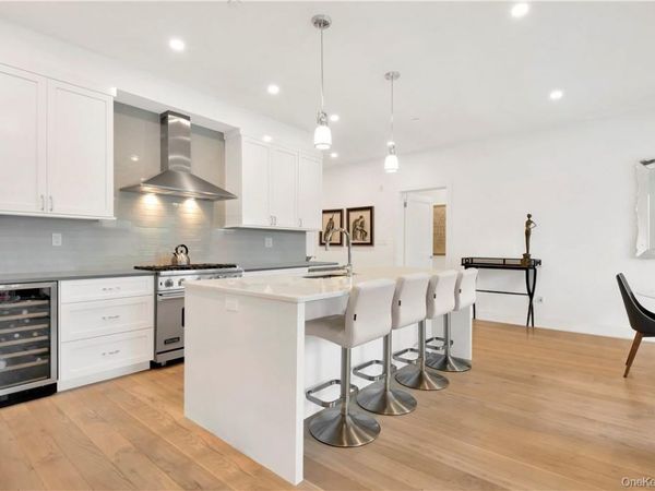 8 Boulevard W, Unit Penthouse, Pelham, NY 10803