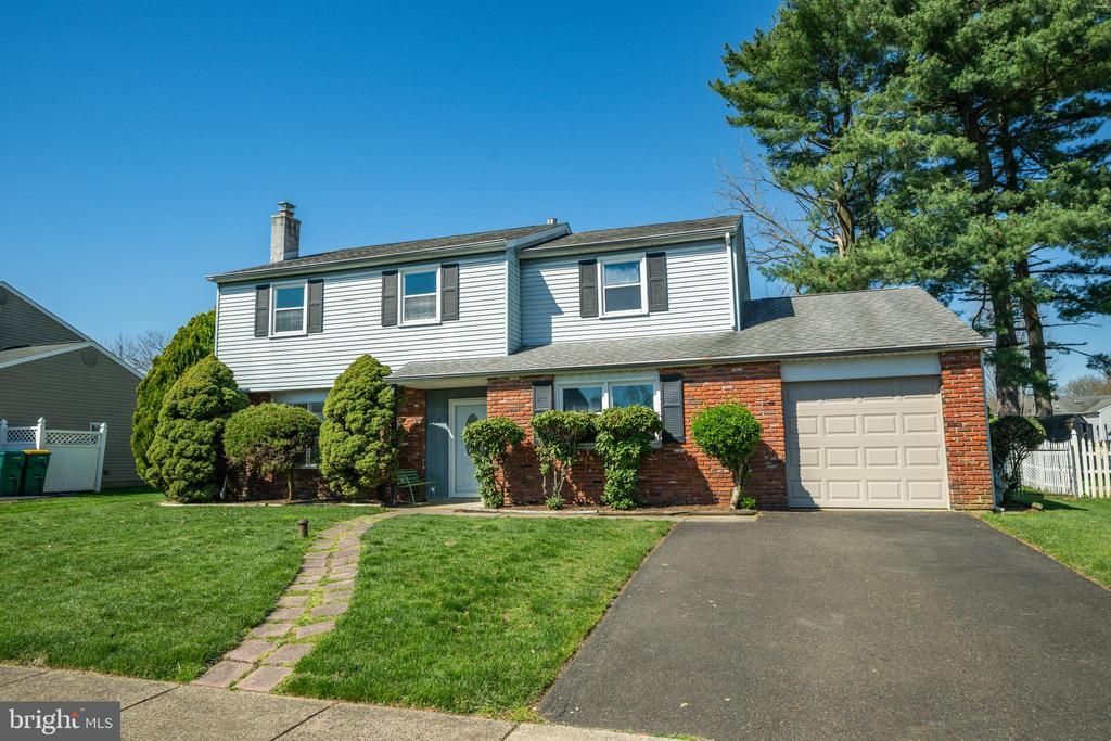 11 MAPLEWOOD DRIVE, LEVITTOWN, PA 19056