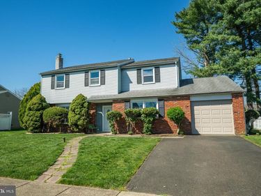 11 MAPLEWOOD DRIVE, LEVITTOWN, PA 19056