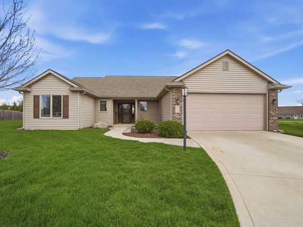 1672 Sunpointe Cove, New Haven, IN 46774