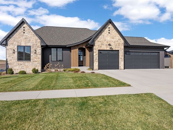 1425 Heartland Street , Fairfax, IA 52228