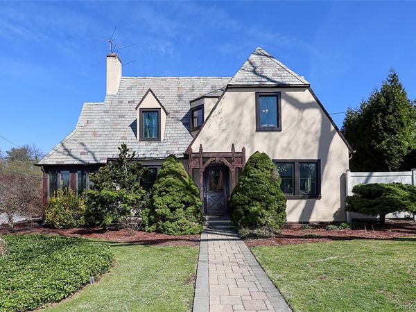 60 Roosevelt Avenue, Glen Head, NY 11545