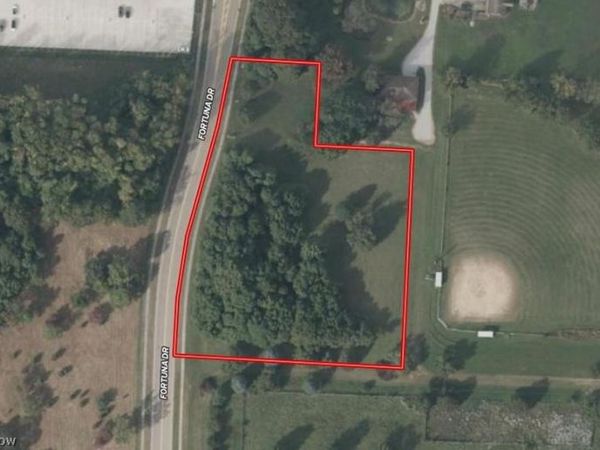 Fortuna Drive , Akron, OH 44312