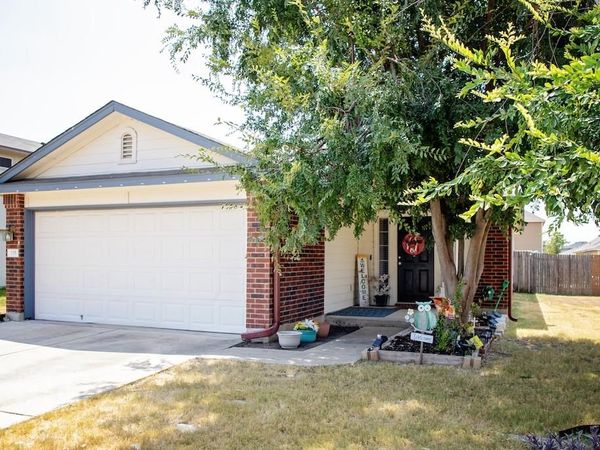 135 Holmstrom ST, Hutto, TX 78634