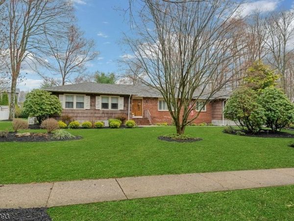 3 Pilgrim Dr, Roxbury, NJ 07876