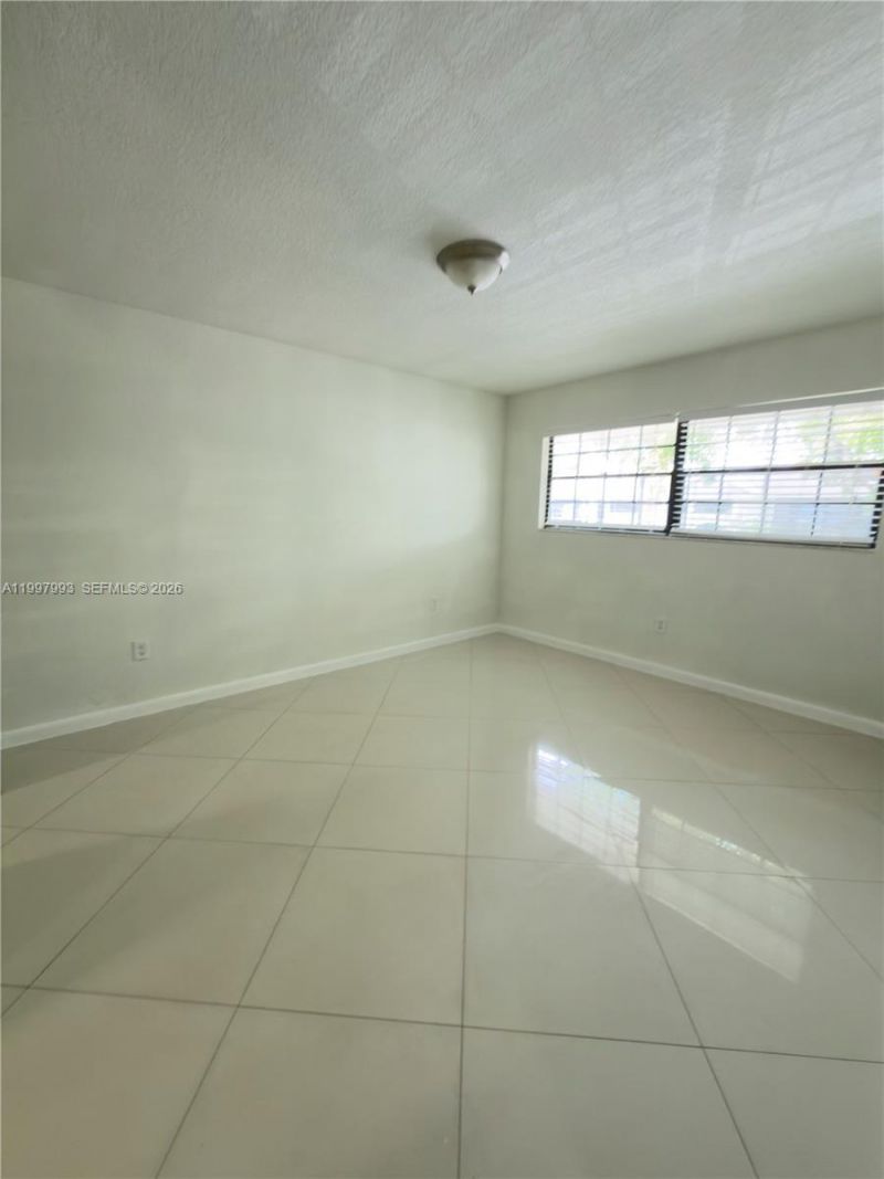 907 NE 199th St, Unit 204, Miami, FL 33179 Photo