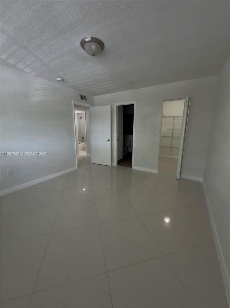 907 NE 199th St, Unit 204, Miami, FL 33179 Photo