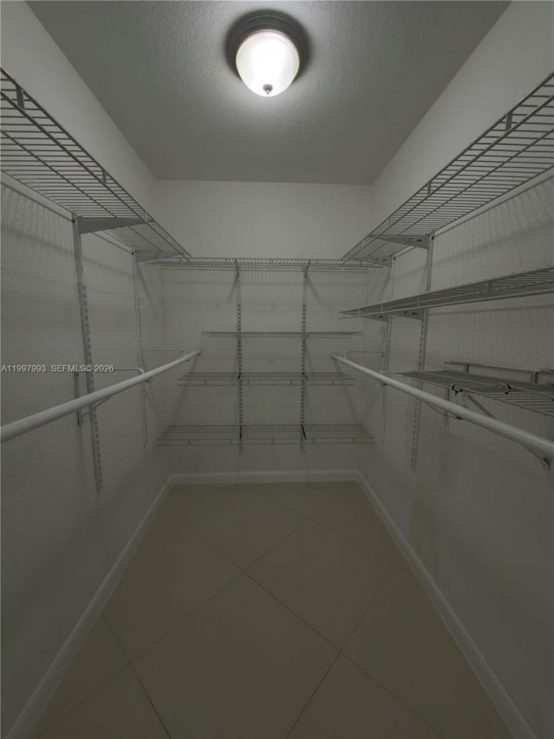 907 NE 199th St, Unit 204, Miami, FL 33179 Photo