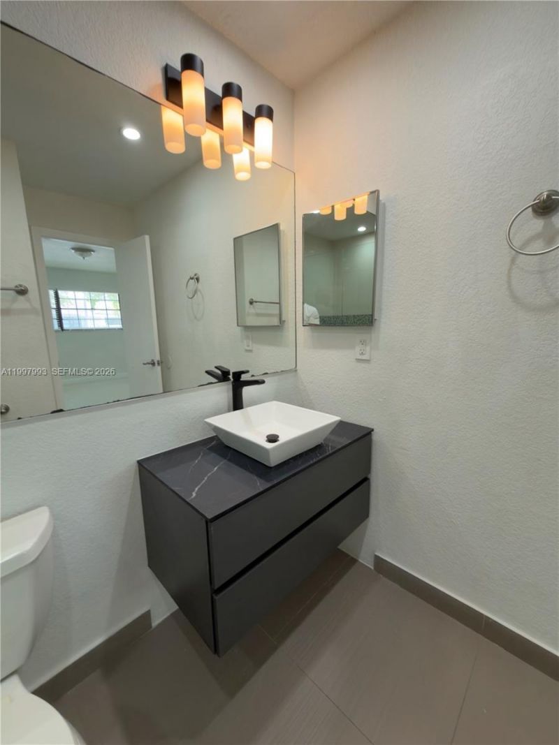 907 NE 199th St, Unit 204, Miami, FL 33179 Photo