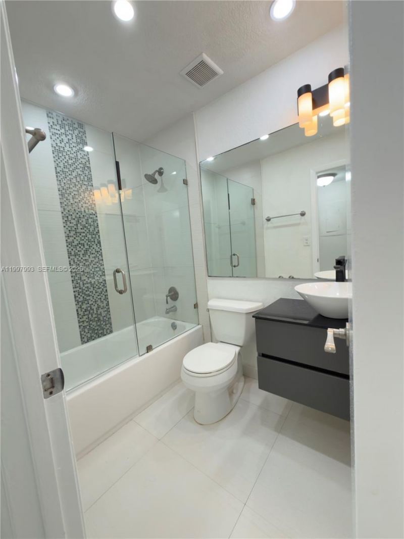 907 NE 199th St, Unit 204, Miami, FL 33179 Photo