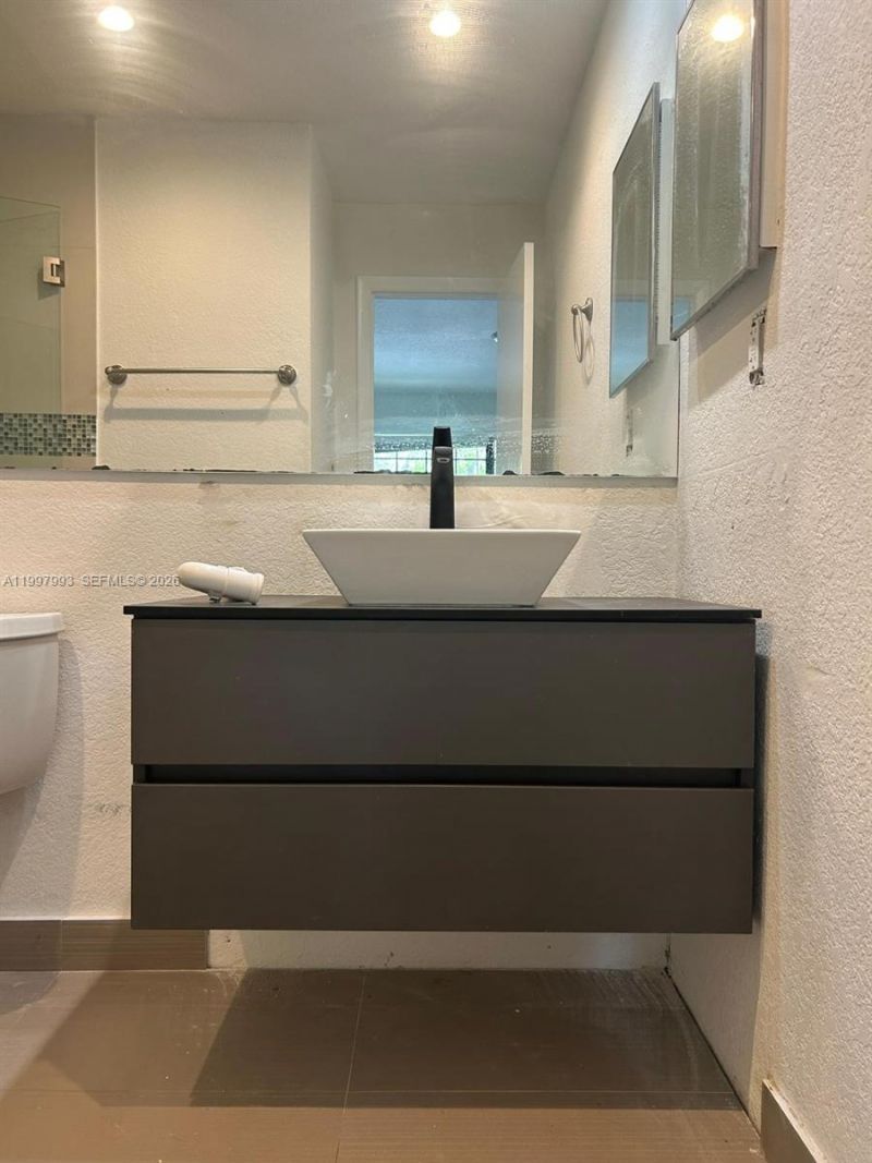 907 NE 199th St, Unit 204, Miami, FL 33179 Photo