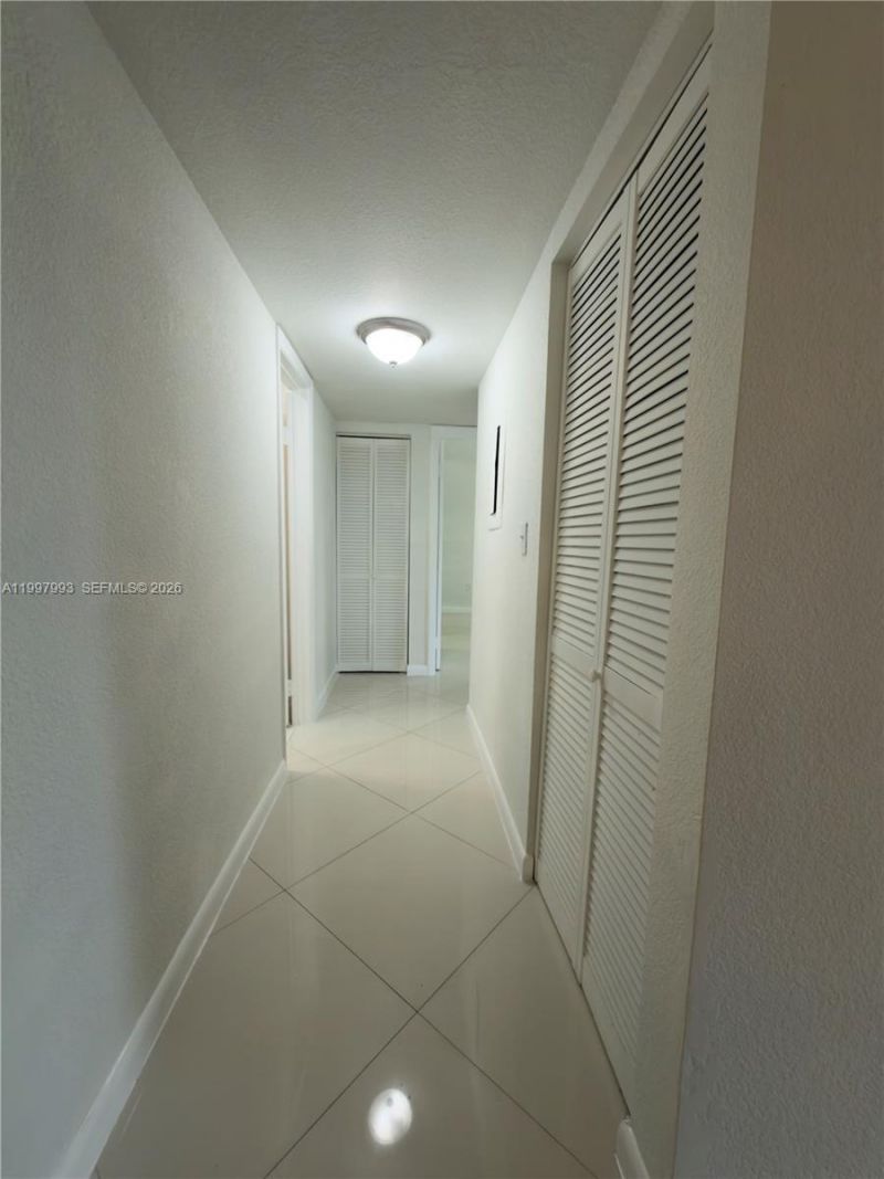 907 NE 199th St, Unit 204, Miami, FL 33179 Photo