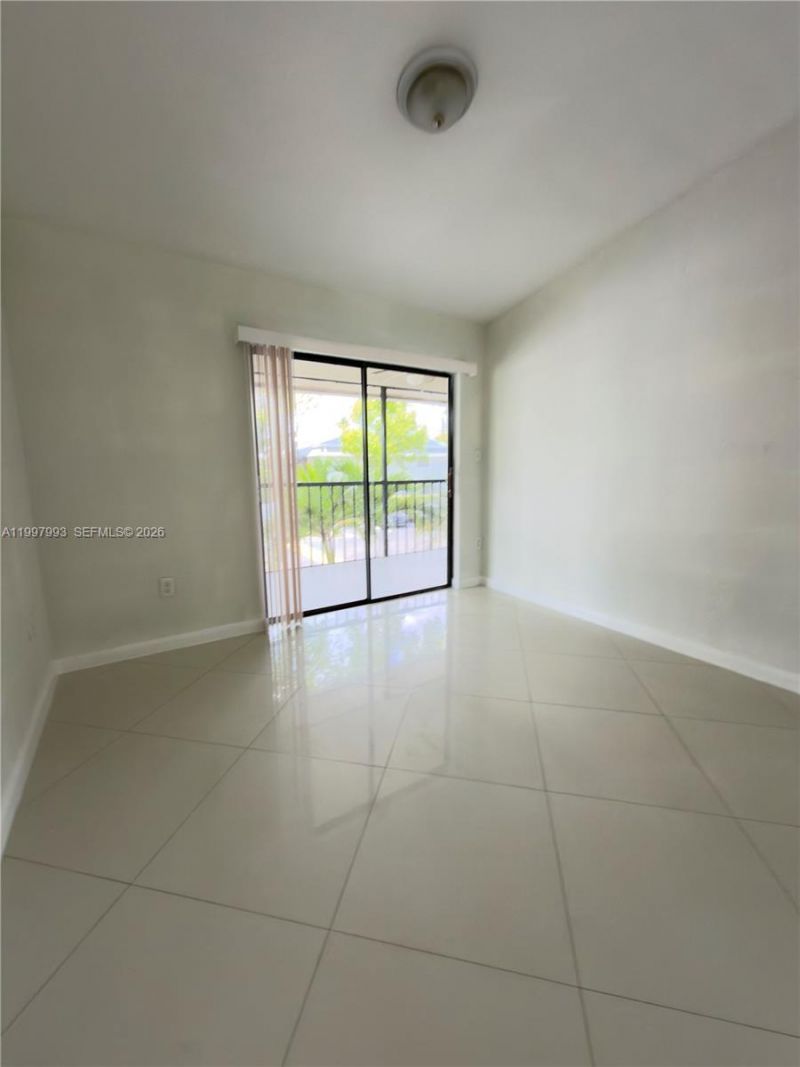 907 NE 199th St, Unit 204, Miami, FL 33179 Photo