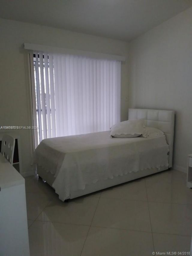 907 NE 199th St, Unit 204, Miami, FL 33179 Photo