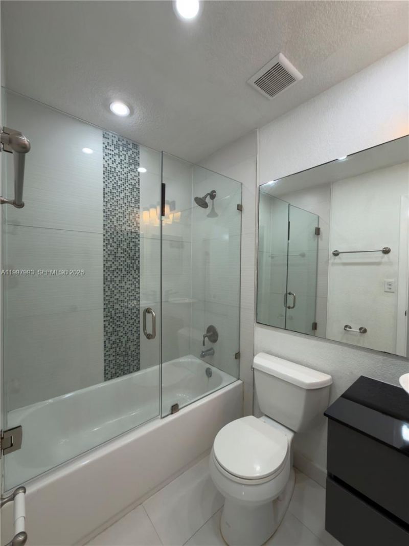 907 NE 199th St, Unit 204, Miami, FL 33179 Photo